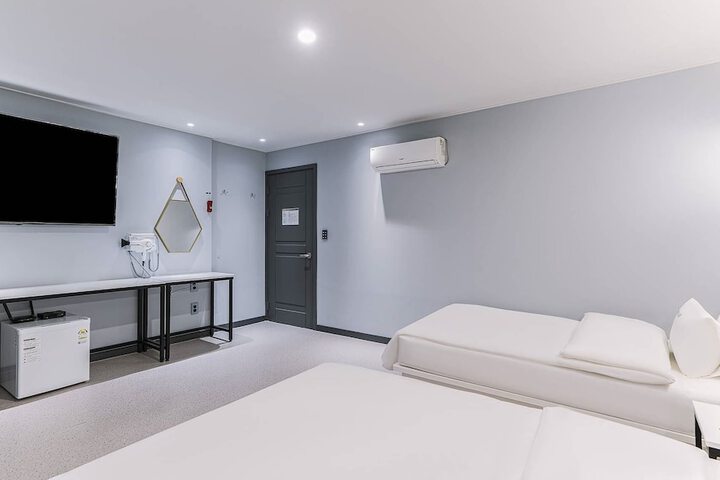 Room 28 of 78