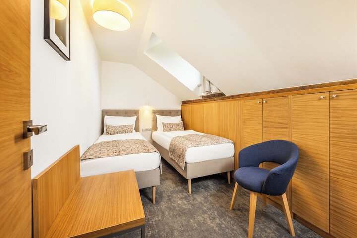 Room 13 of 34
