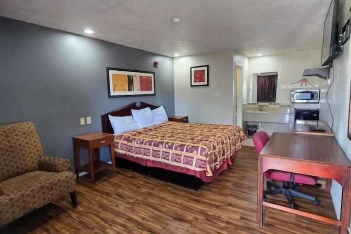 Room 4 of 6