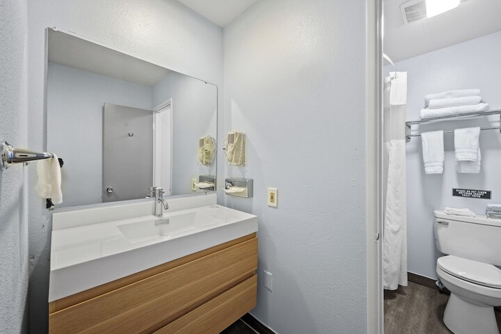 Basic 2 Queen Beds City View (11 of 12)