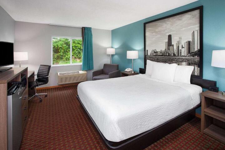1 Queen Bed (7 of 12)