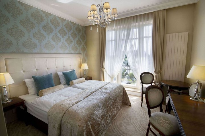 Room 10 of 90