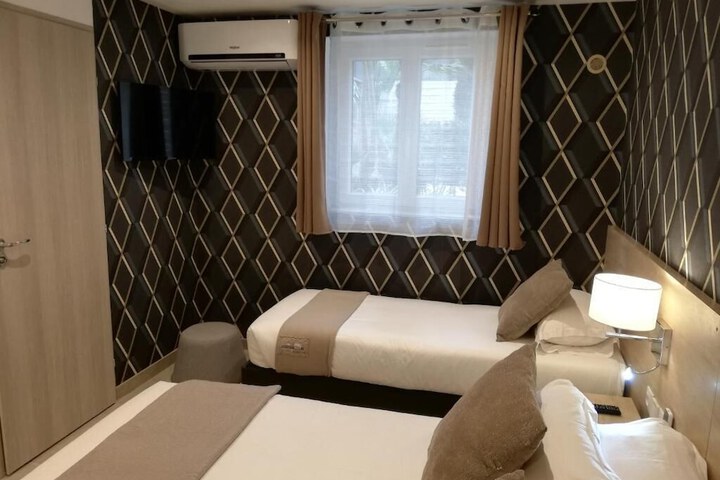 Room 10 of 42