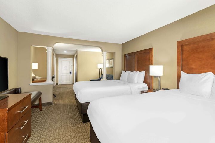 2 Queen Beds Accessible (11 of 11)