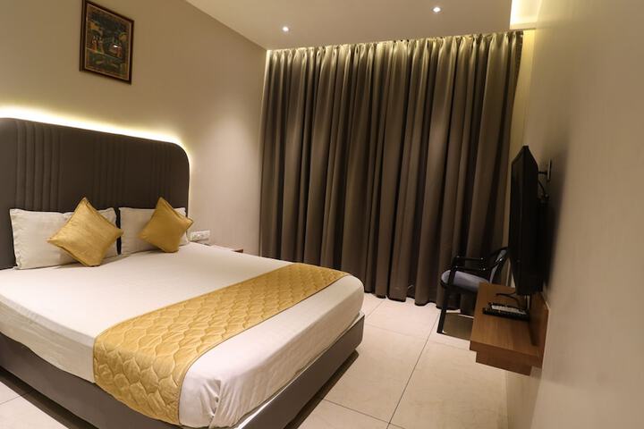 Room 13 of 30