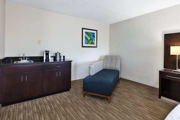 Room 9 of 40