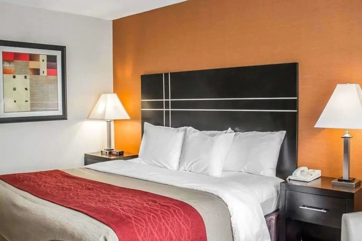 Queen Bed Accessible (4 of 6)