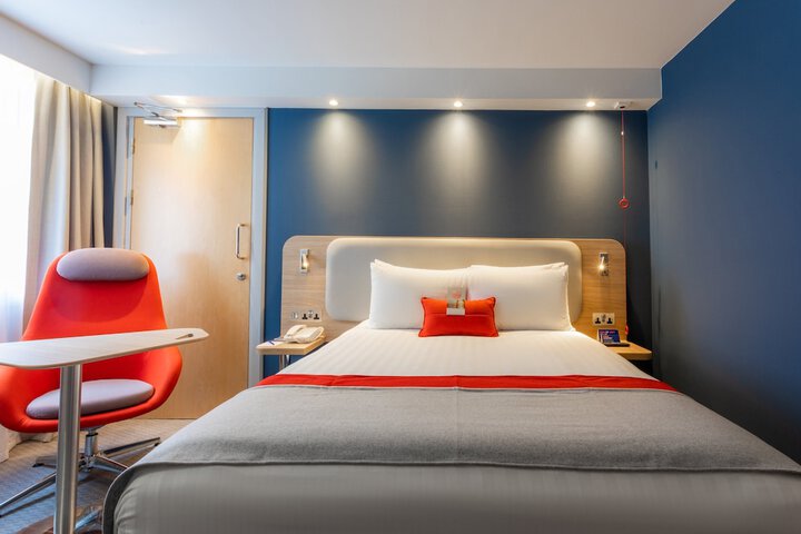 Room 13 of 76