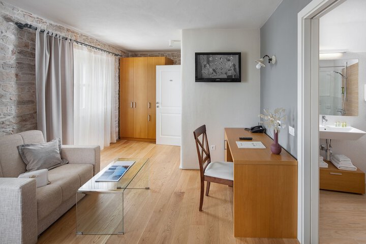 Room 26 of 61