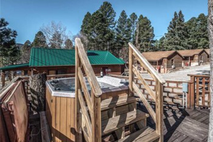 Alpine Cabin 3 Bedrooms, Hot Tub, Deck, Sleeps 8 in Ruidoso, NM