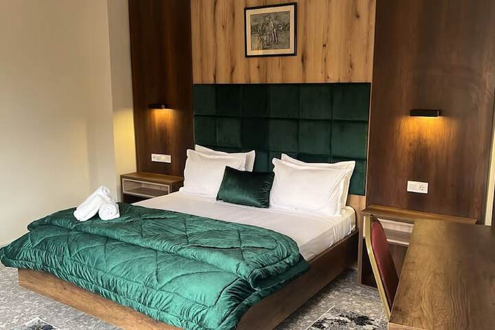 Room 6 of 18