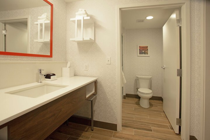 2 Queen Beds Hearing Accessible (1 of 4)
