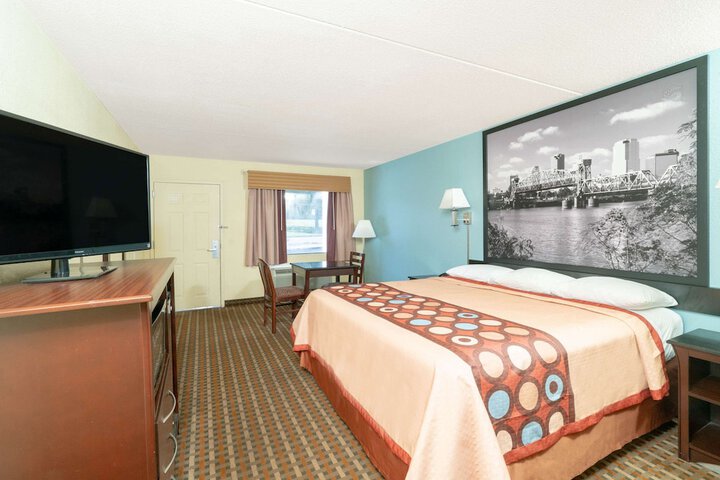 1 King Bed (13 of 15)