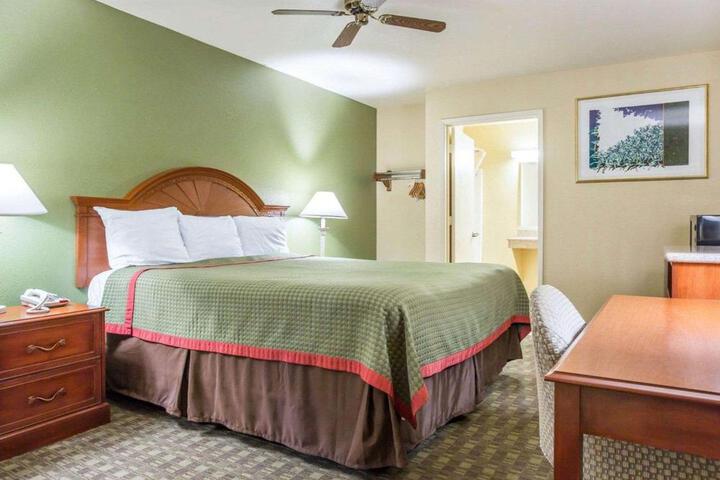 1 King Bed (9 of 9)