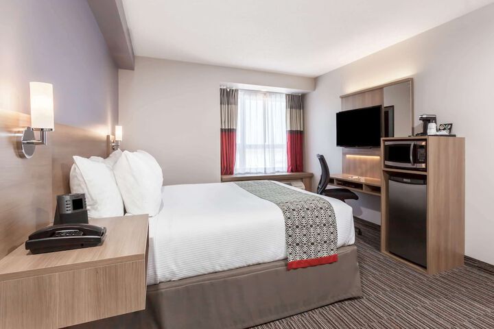 1 Queen Bed (38 of 50)