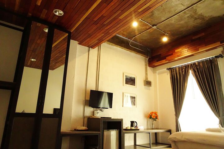 Lounge 84 of 138