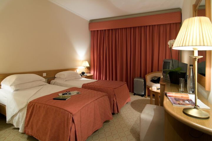 Room 8 of 17