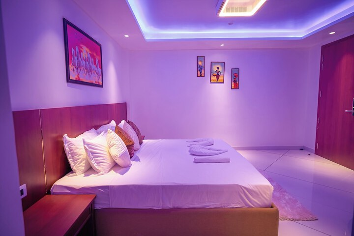 Room 2 of 63