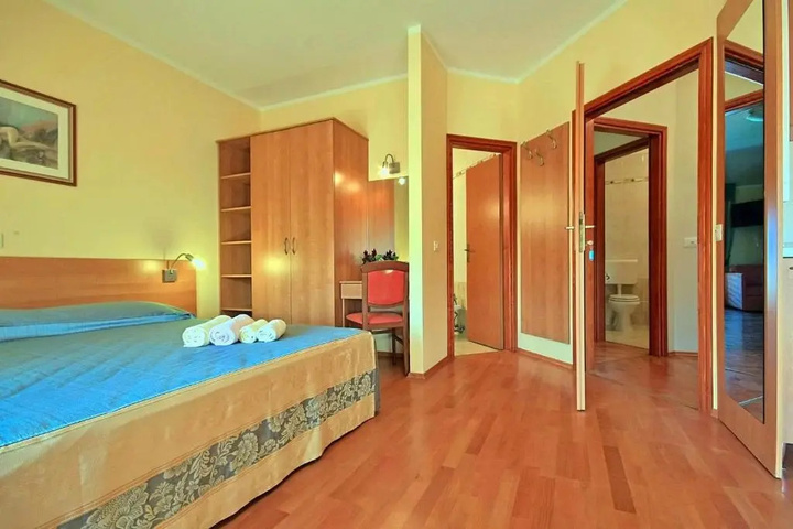 Room 3 of 17