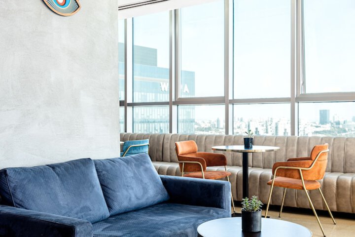 Lounge 36 of 47