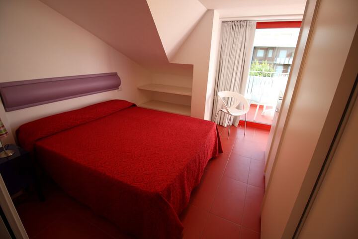 Room 4 of 81