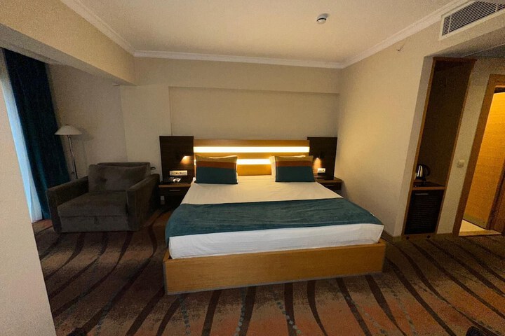 Room 28 of 65