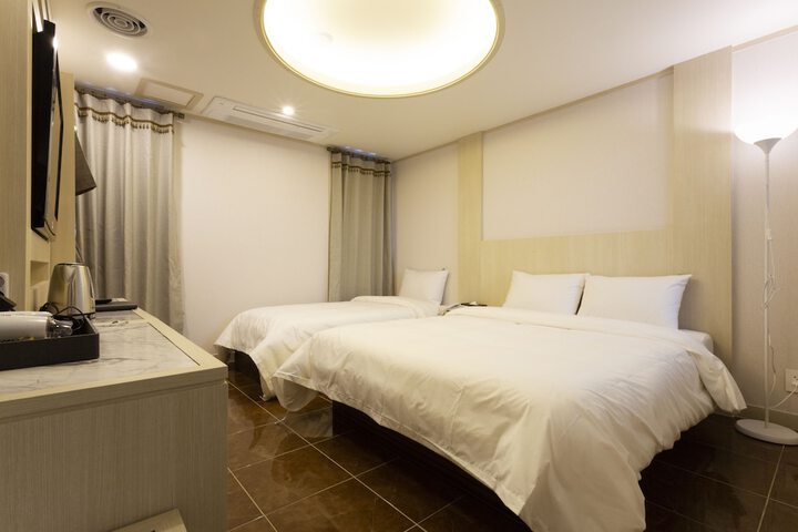 Room 16 of 42