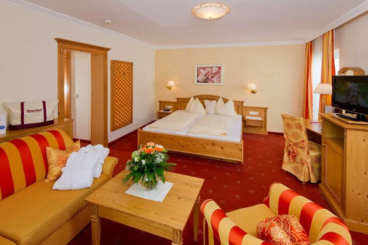 Room 4 of 33