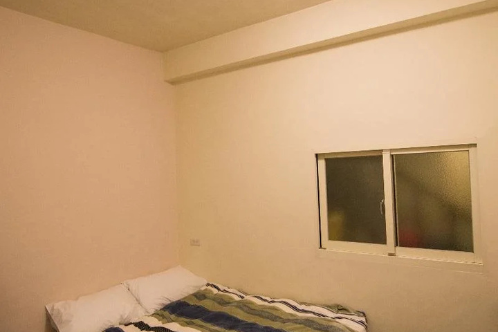 Room 5 of 16