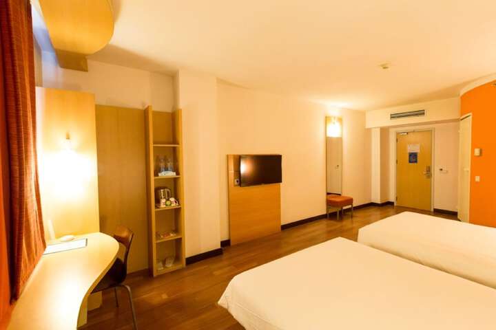 Room 6 of 35