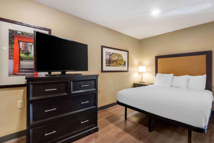 1 Queen Bed (8 of 14)