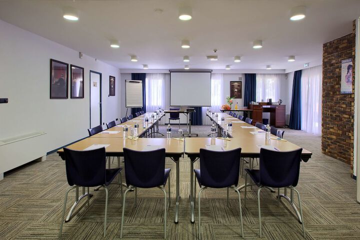 Business Center 28 of 32