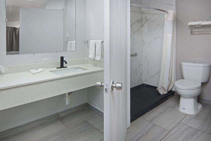 1 King Bed Micfridge (3 of 6)