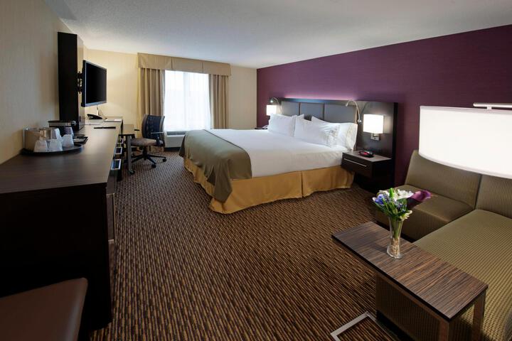 1 King Bed (4 of 9)