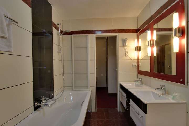 Room 21 of 38