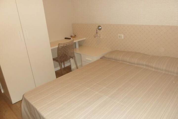 Room 11 of 32