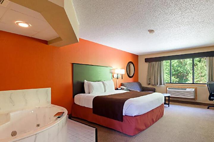 1 King Bed (5 of 10)