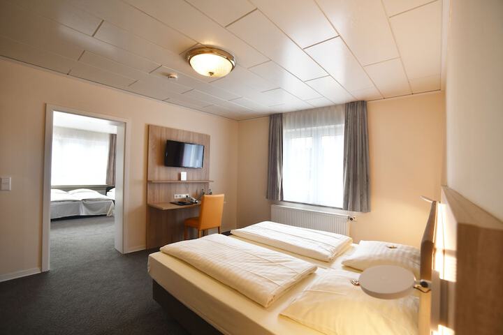 Room 13 of 83