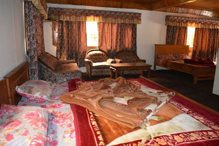 Room 4 of 9