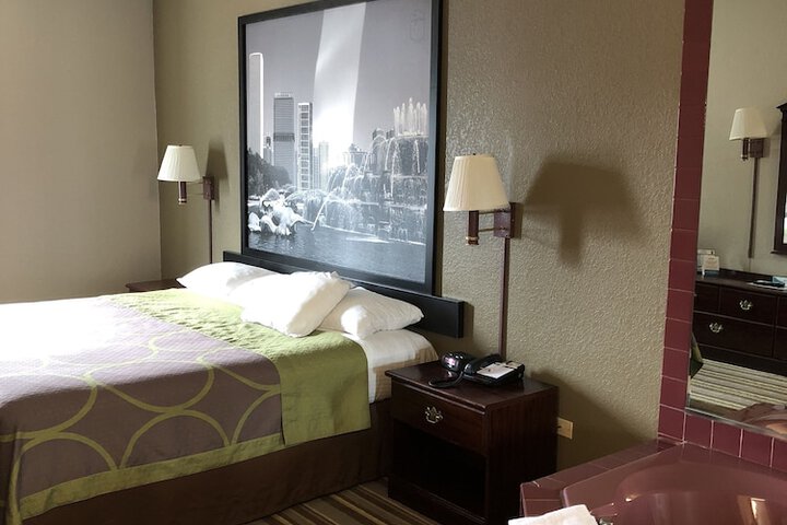 1 King Bed (6 of 24)