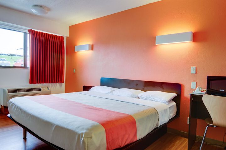 1 King Bed (2 of 15)