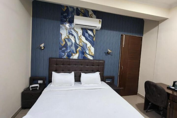 Room 9 of 34