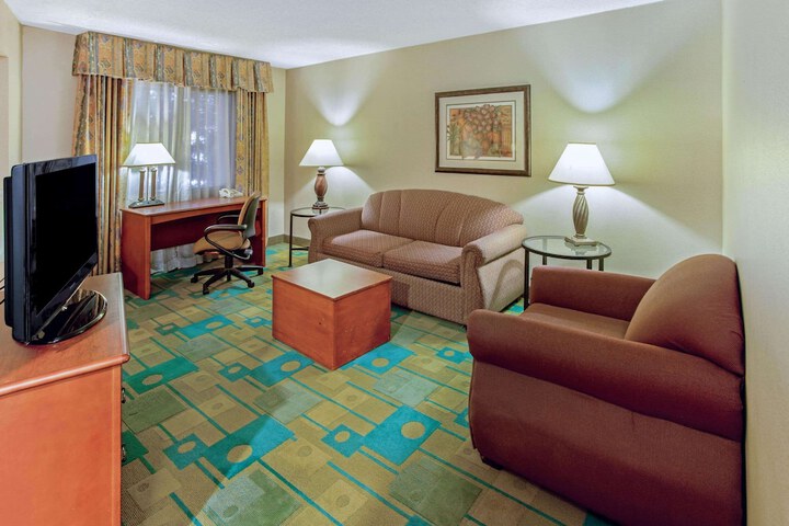 2 Double Beds 1 Bedroom Suite (22 of 22)