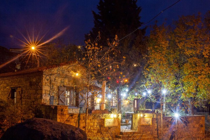 Mavras Tas Odalar in Ayvacik