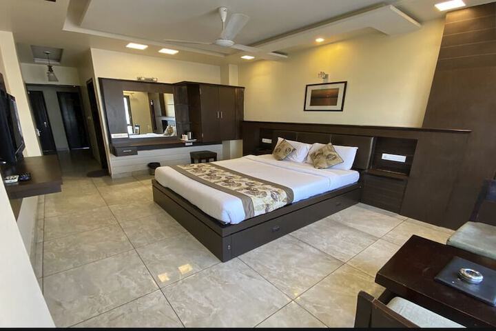 Room 11 of 34