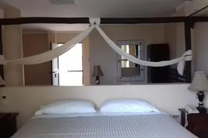 Room 4 of 17