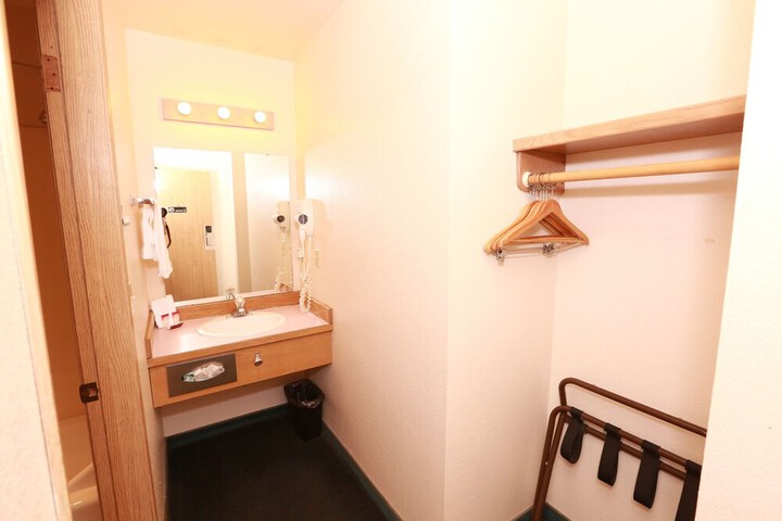 Room 28 of 35