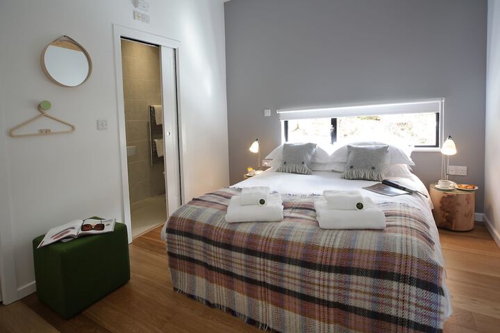 Room 2 of 3