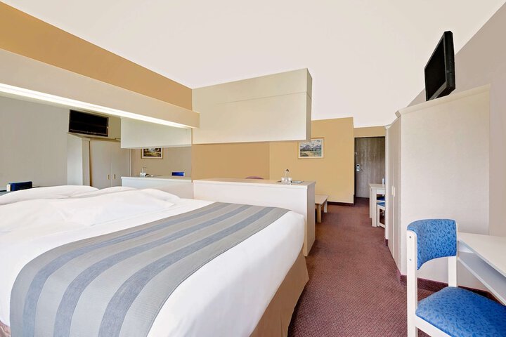 1 Queen Bed (14 of 22)