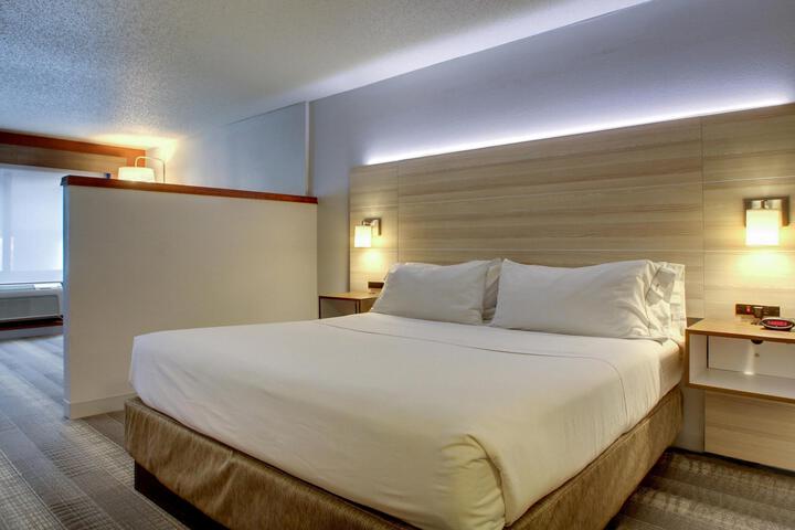 1 King Bed (4 of 17)